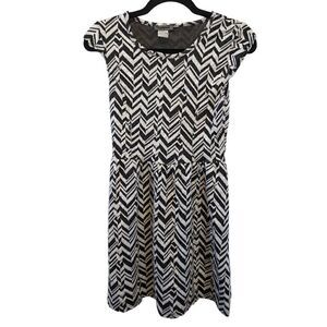 Trendyland Black and White Chevron Dress Short Sleeve Round Neck Women's Size Me